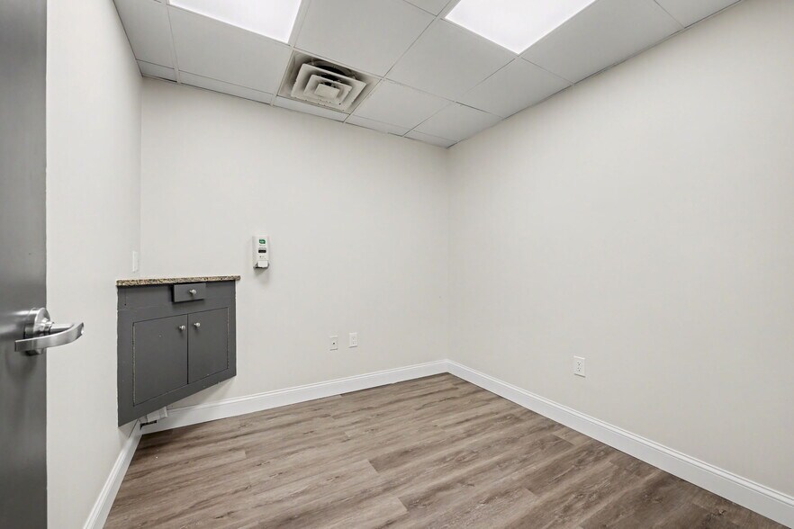 More Photos Of 7 Riversville Rd, Greenwich Medical For Lease