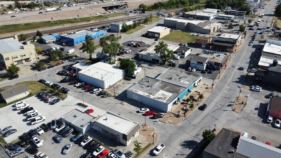 More Photos Of 5805-5809 Merriam Dr, Merriam Showroom For Lease