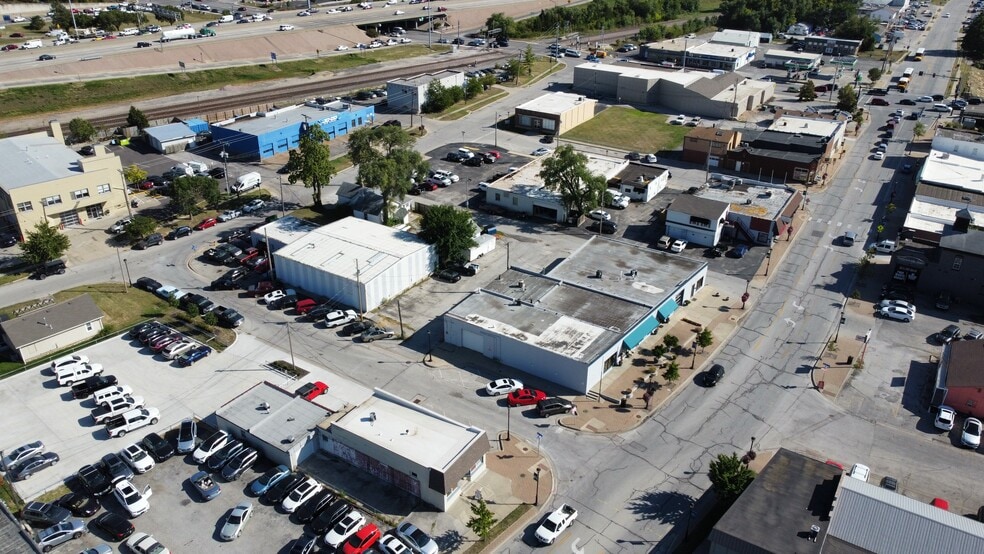 More Photos Of 5805-5809 Merriam Dr, Merriam Showroom For Lease