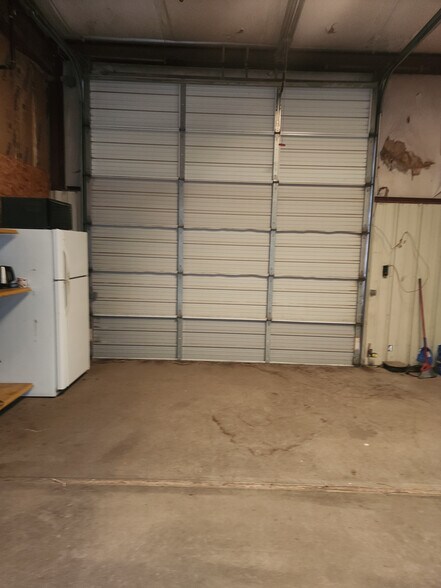 More Photos Of 810-812 SE 3rd St, Lawton Light Manufacturing For Sale