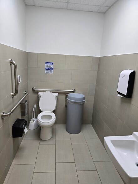 More Photos Of 1201 N Parrott Ave, Okeechobee Medical For Sale