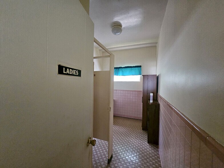 More Photos Of 425 S Lee St, Whiteville Office For Sale