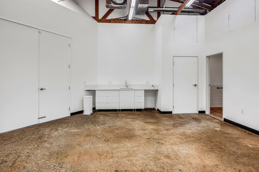 More Photos Of 1939 S Santa Fe Ave, Los Angeles Showroom For Lease