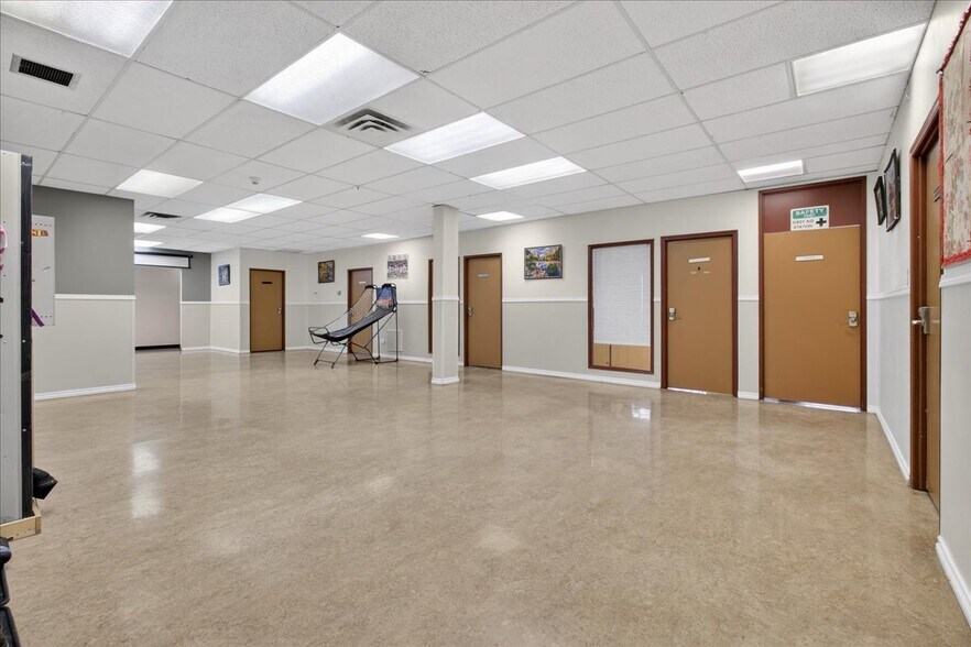 More Photos Of 11831 123 St NW, Edmonton Office For Sale