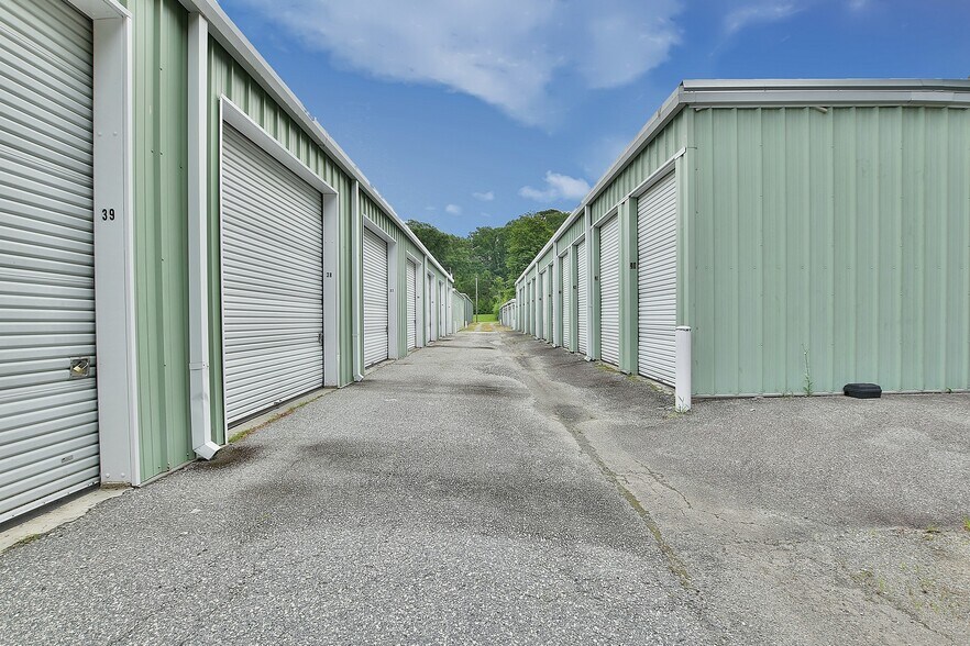 More Photos Of 33 Macon Dr, Cataula Showroom For Sale