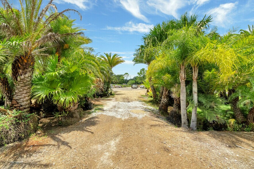 More Photos Of 8440 County Road 48, Yalaha Freestanding For Sale