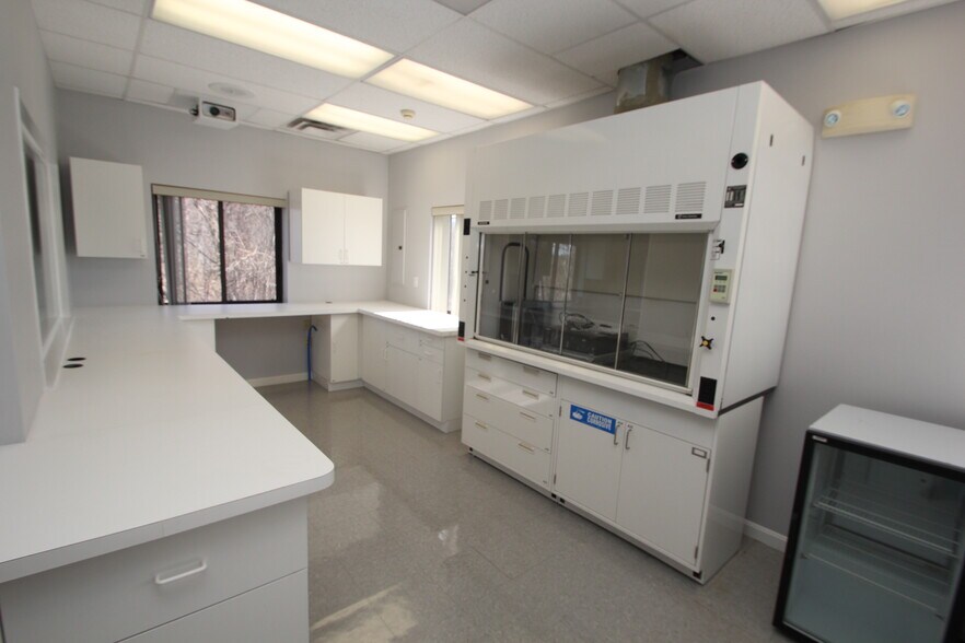 More Photos Of 87 Main St, North Reading Light Manufacturing For Sale