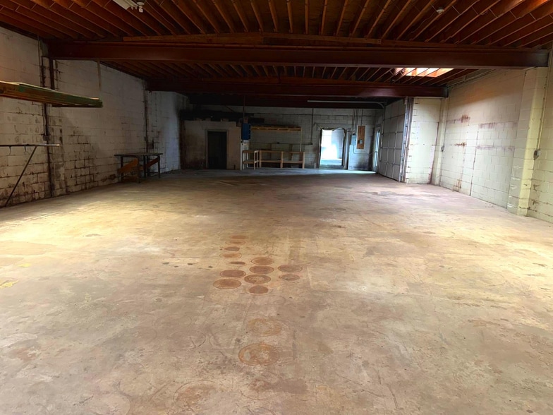 More Photos Of 407 S West Blvd, Landisville Warehouse For Lease