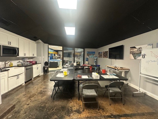 More Photos Of 428 S Kirby St, Garland Flex For Lease