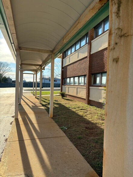 More Photos Of 340 Bogle St, Somerset Medical For Sale