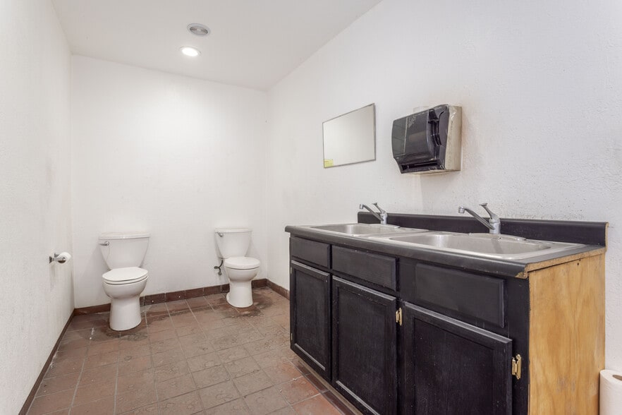 More Photos Of 661 Arroyo St, San Fernando Manufacturing For Lease