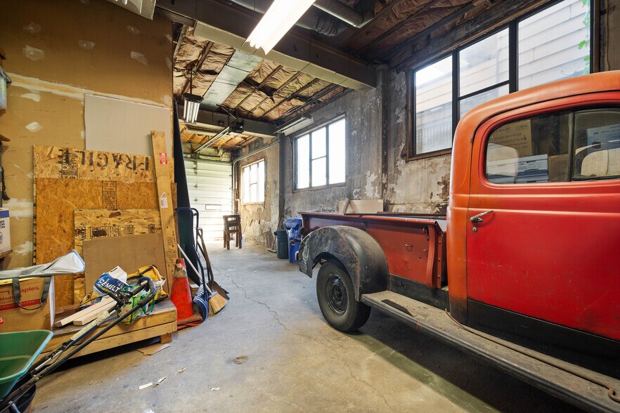 More Photos Of 700 5th Ave, Coraopolis Showroom For Sale