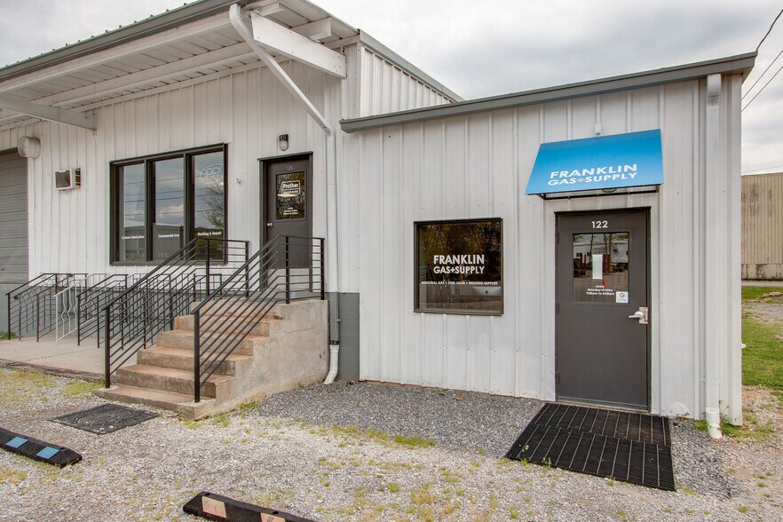 More Photos Of 120 Confederate Dr, Franklin Manufacturing For Sale