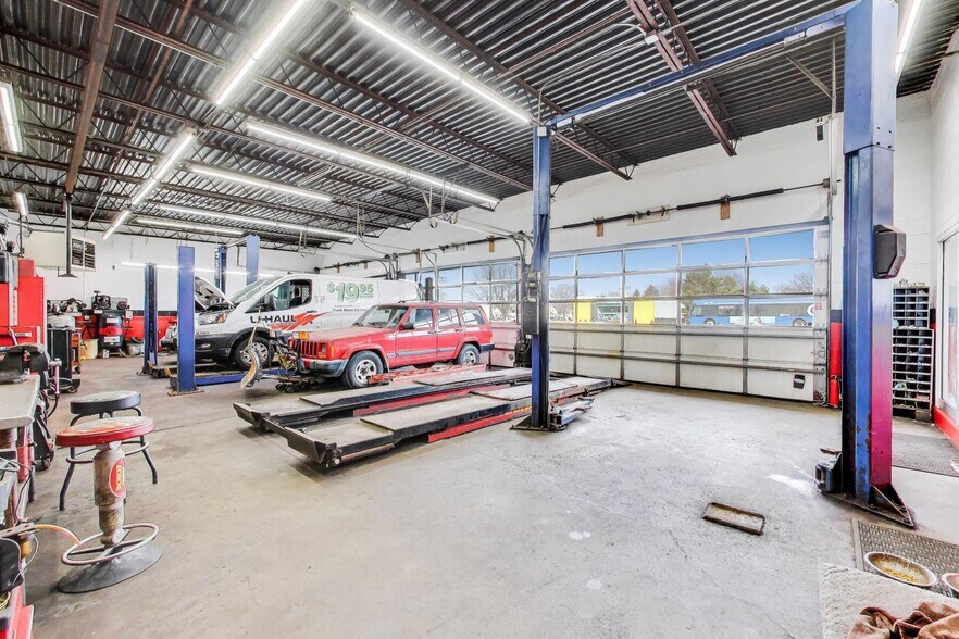 More Photos Of 18W455 Roosevelt Rd, Lombard Auto Repair For Sale