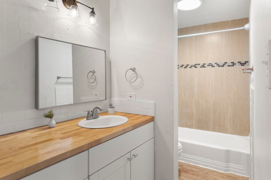 More Photos Of 1995 Del Mar Pky, Aurora Apartments For Sale