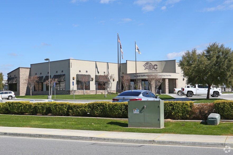 More Photos Of 19466 Flightpath Way, Bakersfield Light Distribution For Lease