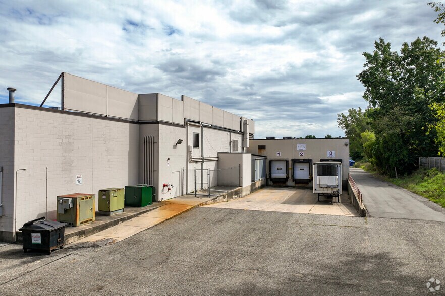 More Photos Of 1571-1603 Capital Ave, Battle Creek Freestanding For Sale