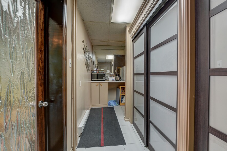 More Photos Of 89 Boul Henri-Bourassa O, Montréal Specialty For Sale