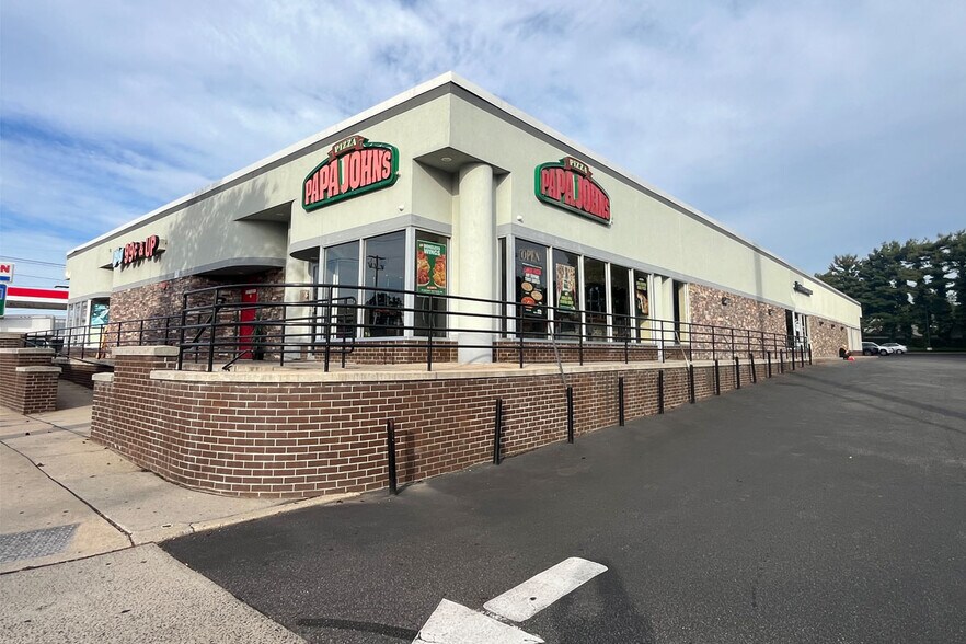 More Photos Of 1700-1720 Lakeville Rd, New Hyde Park General Retail For Lease