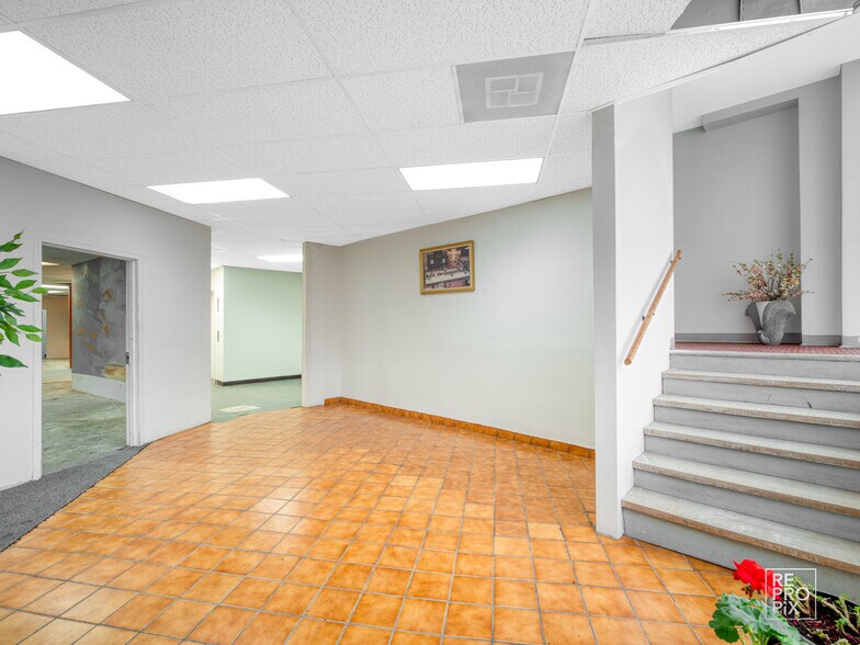 More Photos Of 1870 S Blue Island Ave, Chicago Office For Sale