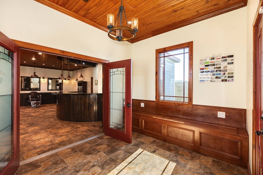 More Photos Of 1228 E Mulberry St, Angleton Bar For Sale