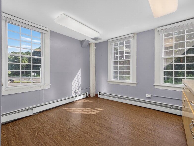 More Photos Of 1721 Saybrook Rd, Haddam Veterinarian Kennel For Sale