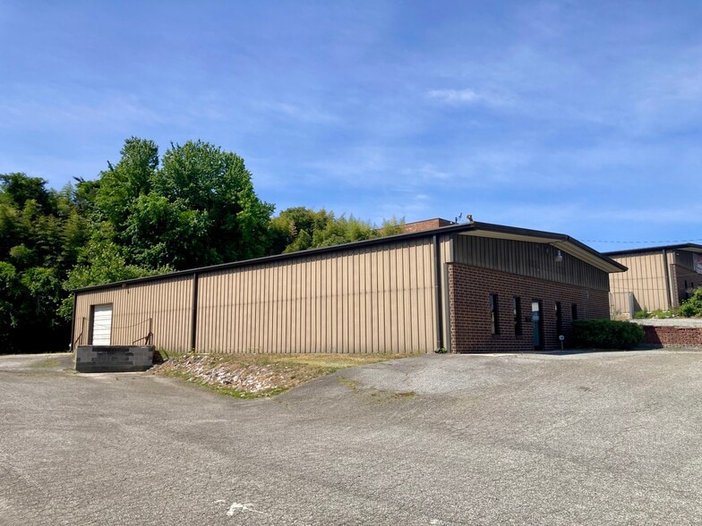 More Photos Of 2611 Phoenix Dr, Greensboro Warehouse For Lease