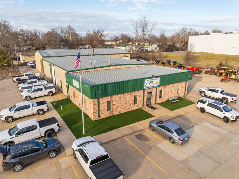 More Photos Of 1621 Se Summit St, Lee's Summit Light Distribution For Lease