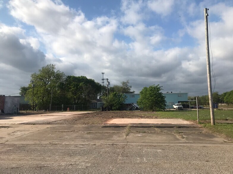 More Photos Of 909 N 8th Ave, Texas City Storefront Retail Office For Sale