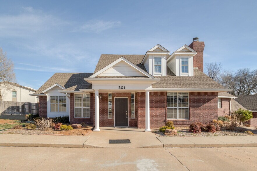 More Photos Of 201-203 E 10th St Plz, Edmond Office For Lease