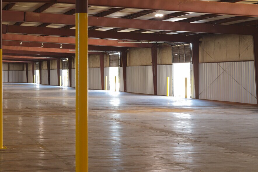 More Photos Of 847 W Main St, Lake City Warehouse For Lease