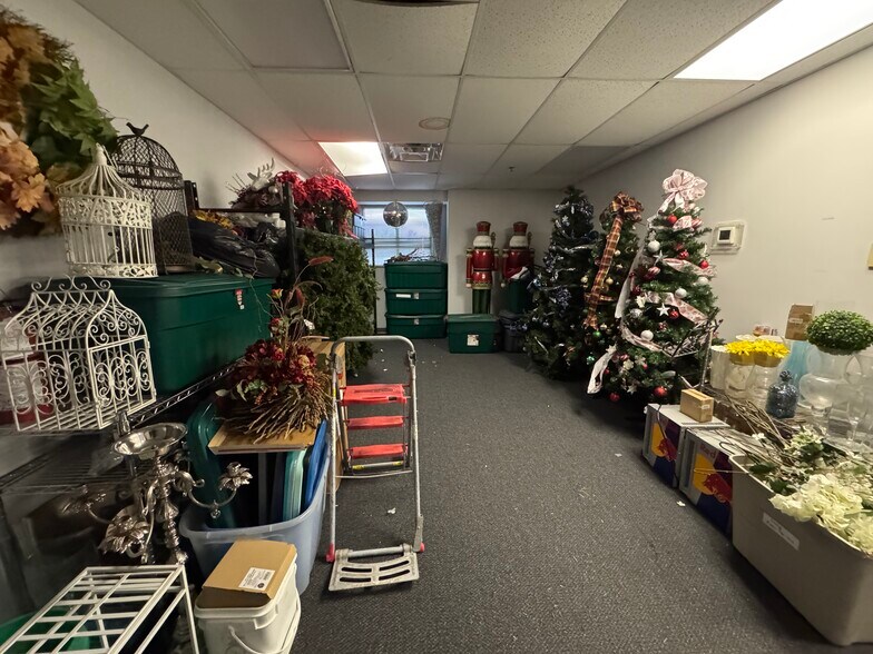 More Photos Of 11830 Stonegate Dr, Omaha Sorority Fraternity House For Sale