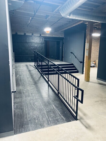 More Photos Of 2145 W Grand Ave, Chicago Showroom For Lease