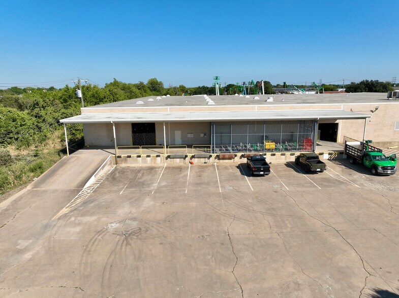 More Photos Of 3701 Dalworth St, Arlington Warehouse For Lease