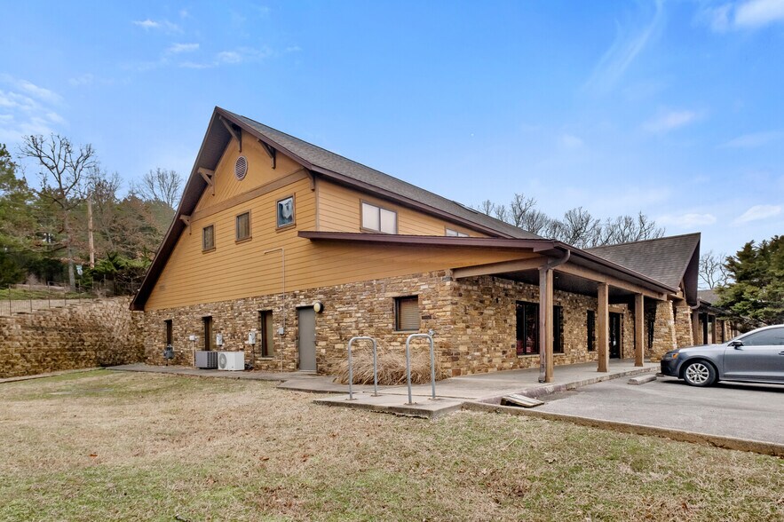More Photos Of 4220 N Crossover Rd, Fayetteville Medical For Lease