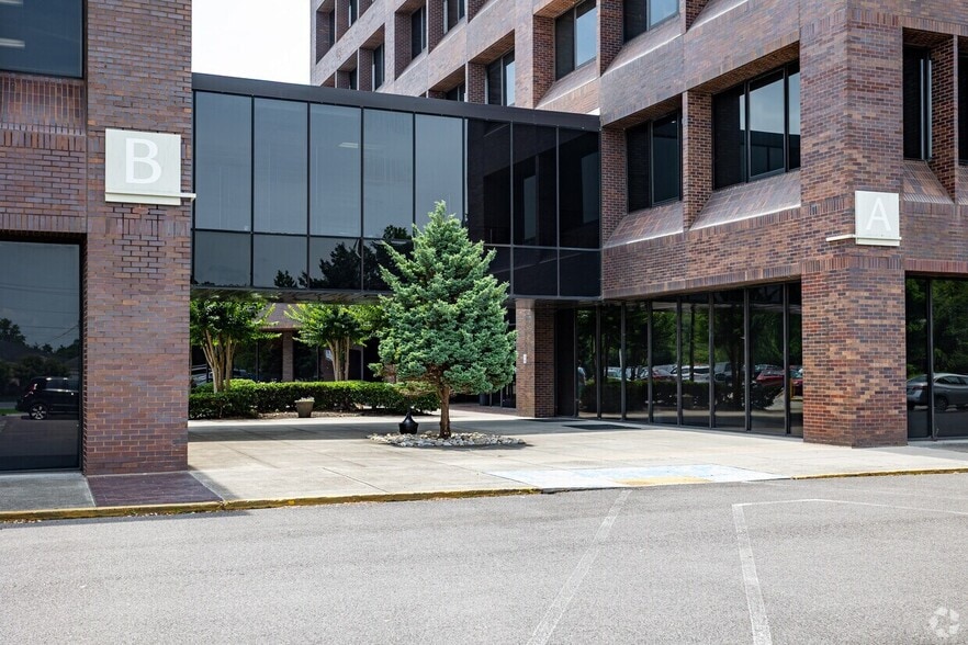 More Photos Of 800 Oak Ridge Tpke, Oak Ridge Medical For Lease