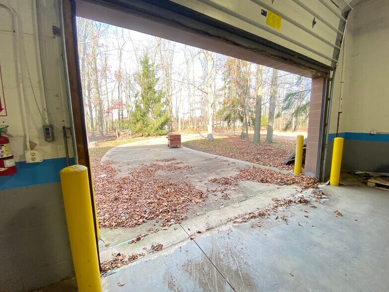 More Photos Of 38227 Western Pky, Willoughby Flex For Lease