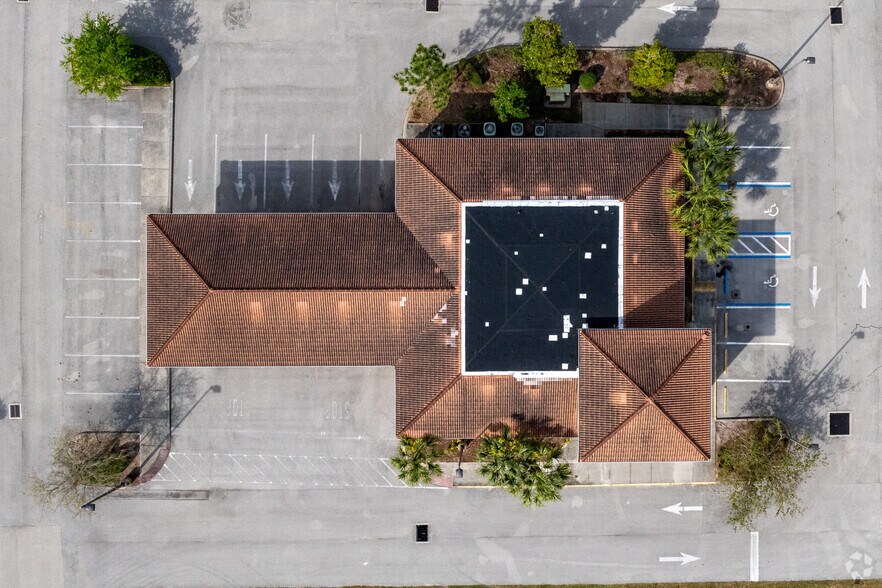 More Photos Of 17810 Ben Hill Griffin Pky, Fort Myers Bank For Lease