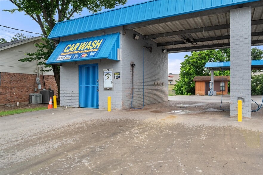 More Photos Of 223 Oaklawn Ave, Corsicana Carwash For Sale