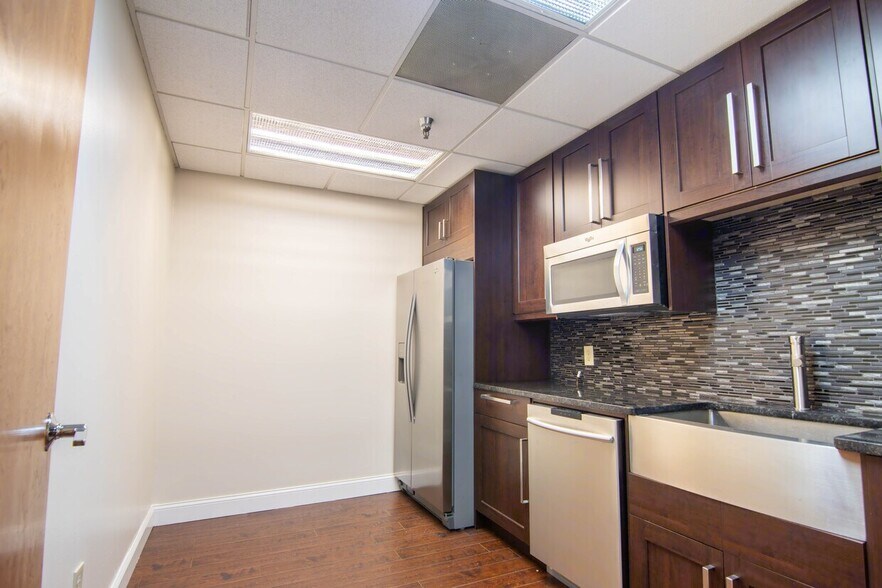 More Photos Of 696 N 1st Ave, Saint Petersburg Office For Lease