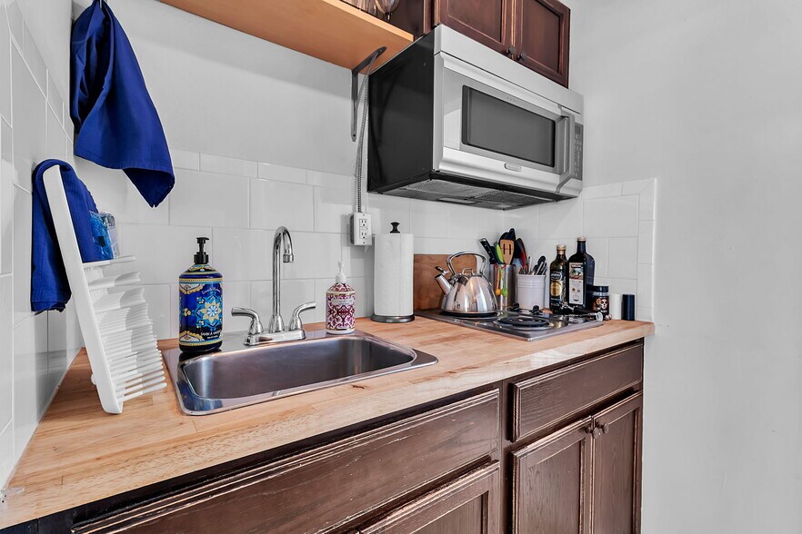 More Photos Of 530-536 S Pineapple Ave, Sarasota Storefront Retail Residential For Sale