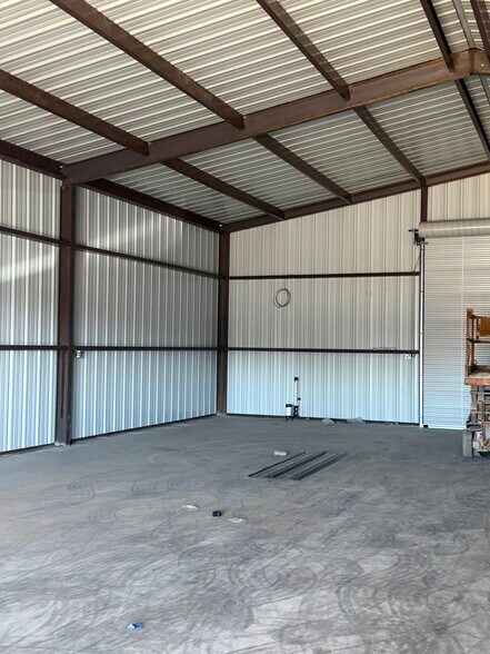 More Photos Of 506 S Access Rd, Clyde Flex For Lease