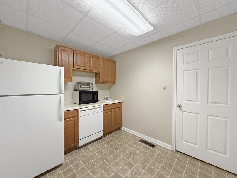 More Photos Of 2719 McFarland Blvd E, Tuscaloosa General Retail For Lease