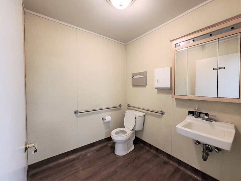 More Photos Of 430 N Canal St, South San Francisco Manufacturing For Sale