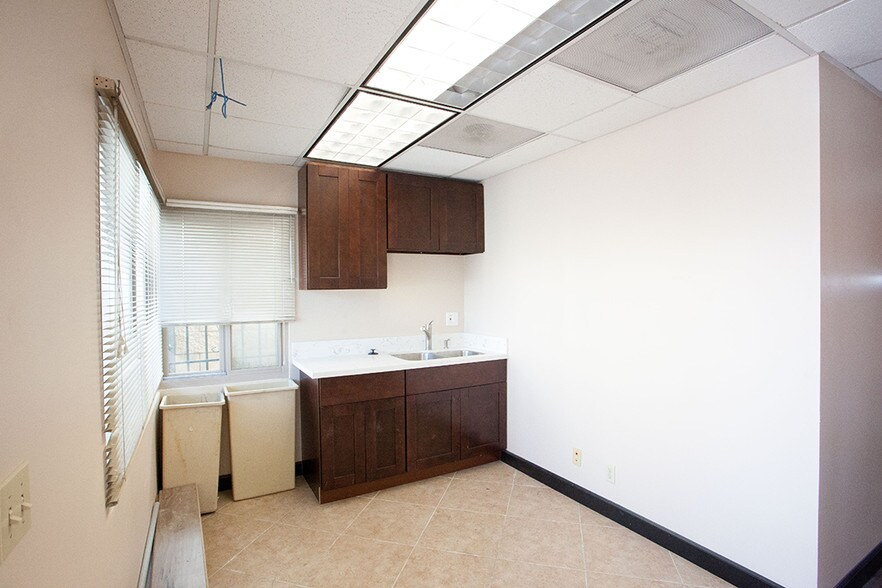 More Photos Of 425-427 Atlantic Ave, Long Beach Office For Sale