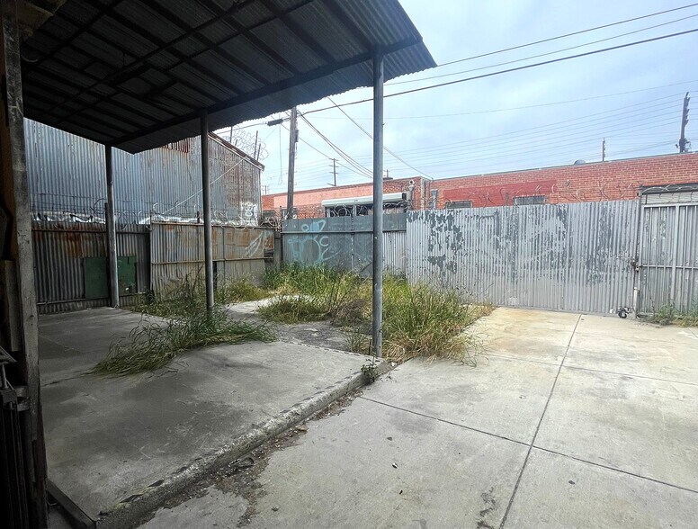 More Photos Of 3045 E 11th St, Los Angeles Warehouse For Lease
