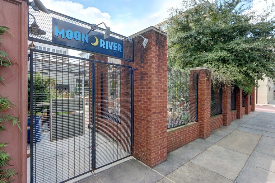 More Photos Of 21 W Bay St, Savannah Restaurant For Lease