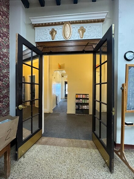 More Photos Of 118 E Court St, Paris Hotel For Sale