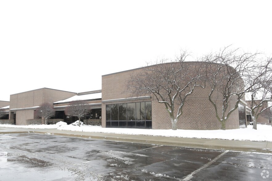 More Photos Of 15303-15335 W 95th St, Lenexa Light Distribution For Lease