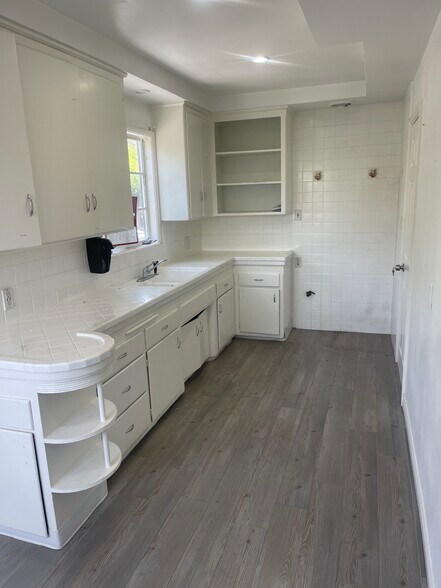 More Photos Of 872 Huntley Dr, West Hollywood General Retail For Lease